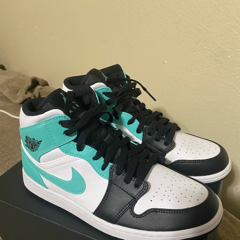 Jordan 1 Mid Tropical